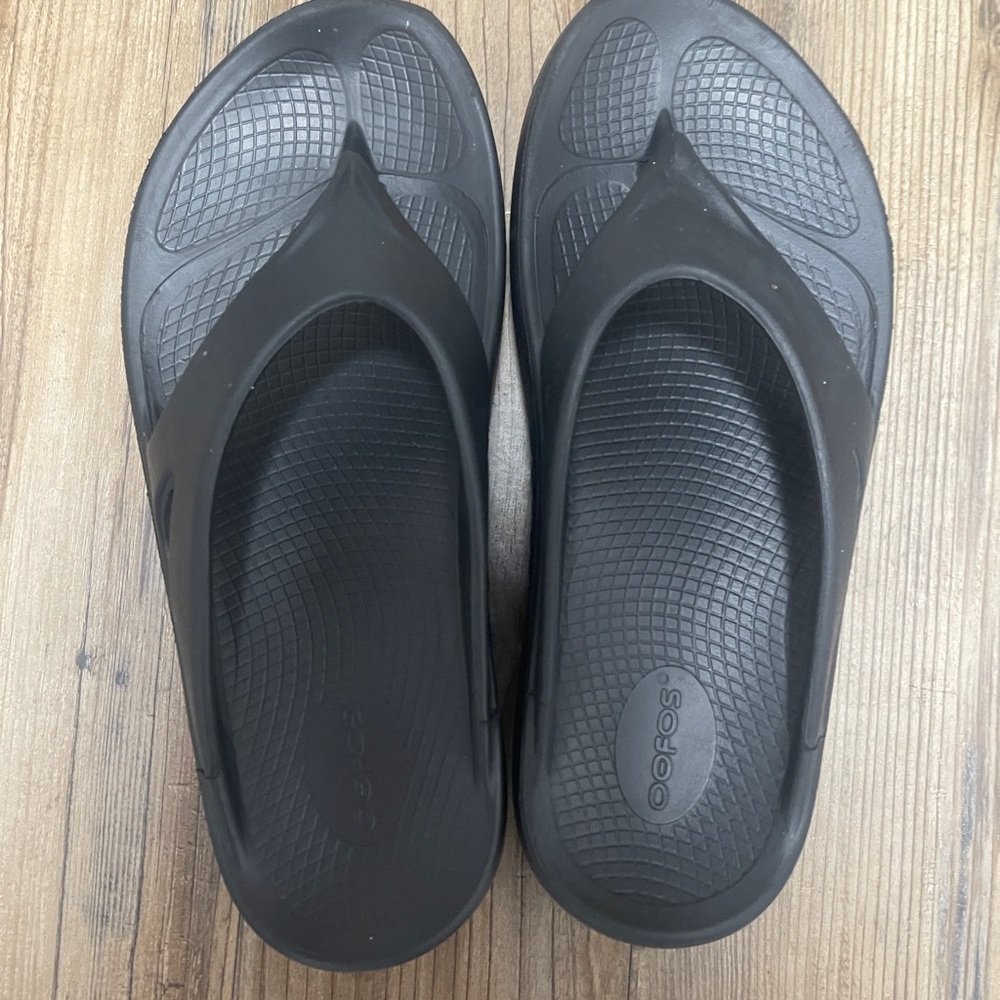 OOFOS Charcoal black Comfort flip flops women’s 12 EUC
